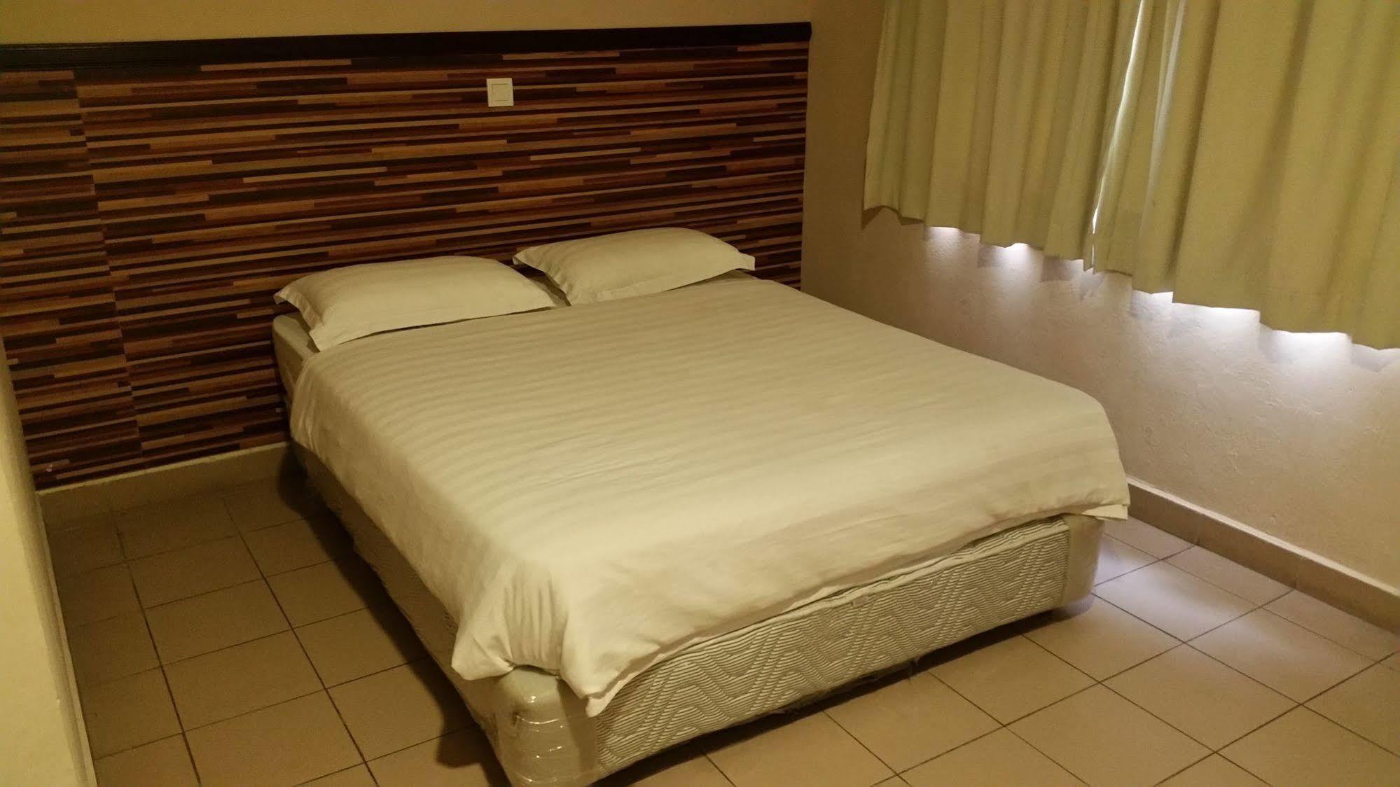 Hotel Iskandar Kota Kinabalu Buitenkant foto