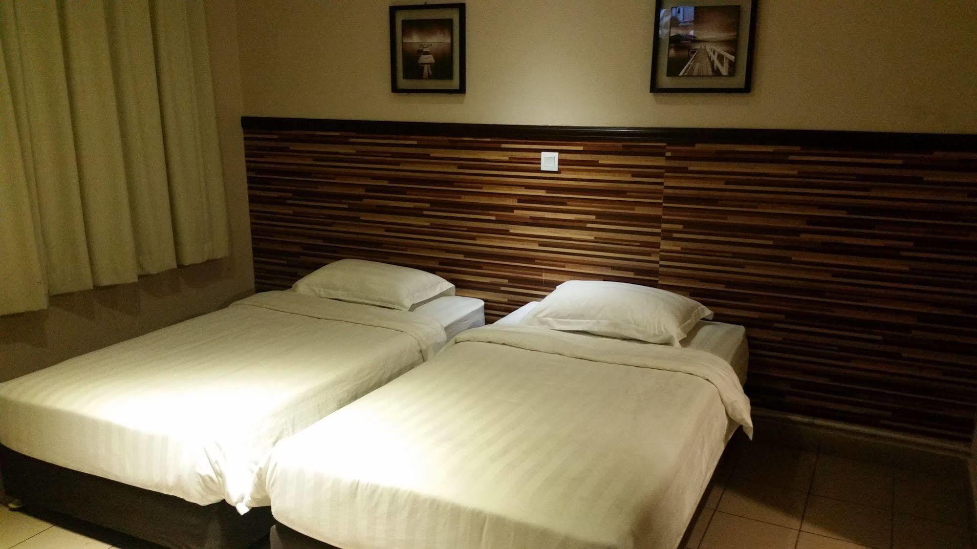 Hotel Iskandar Kota Kinabalu Buitenkant foto